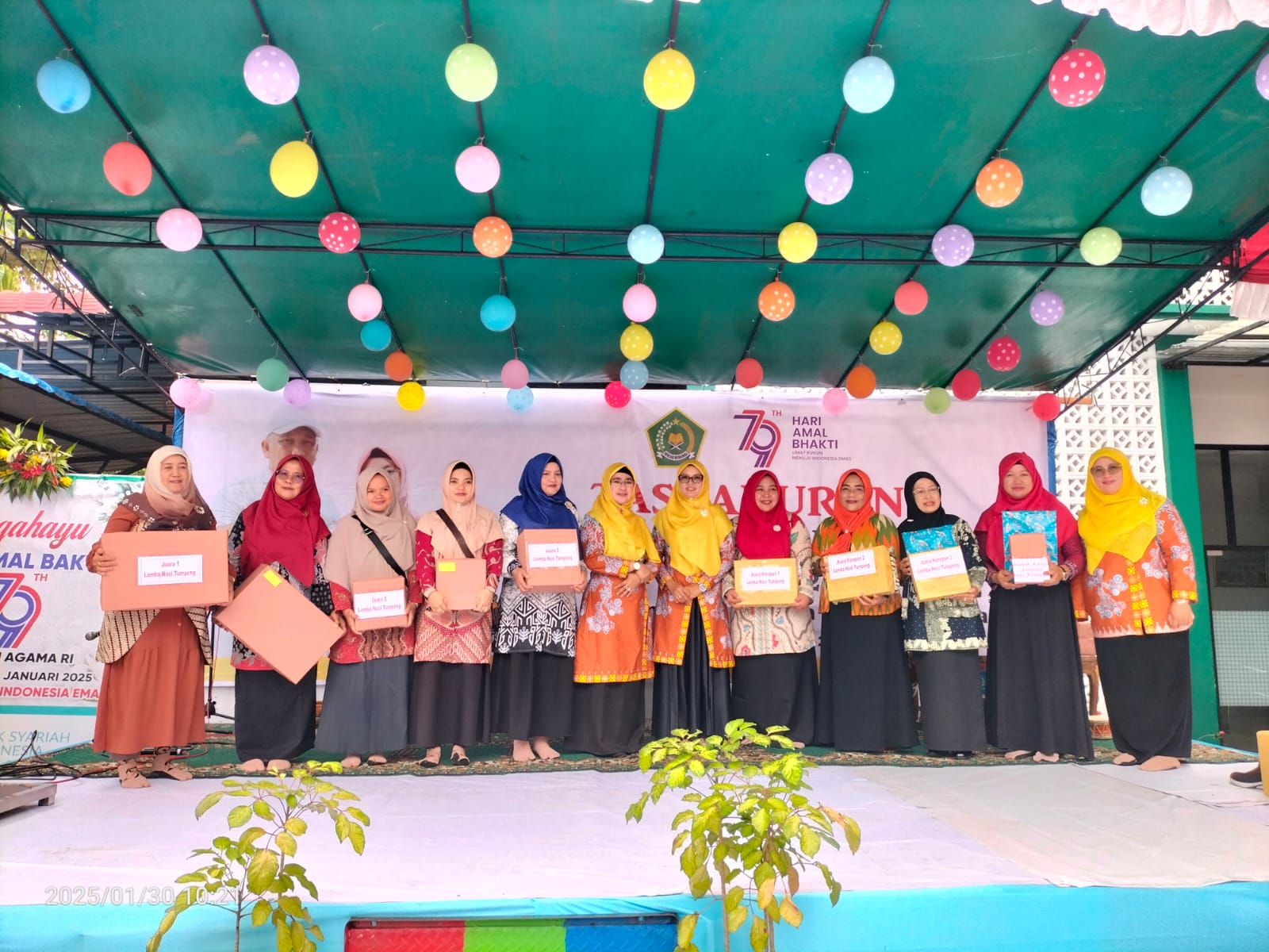 Guru dan Pegawai MTs. Negeri 2 Pontianak Terima Hadiah Lomba HAB Ke-79 KEMENAG