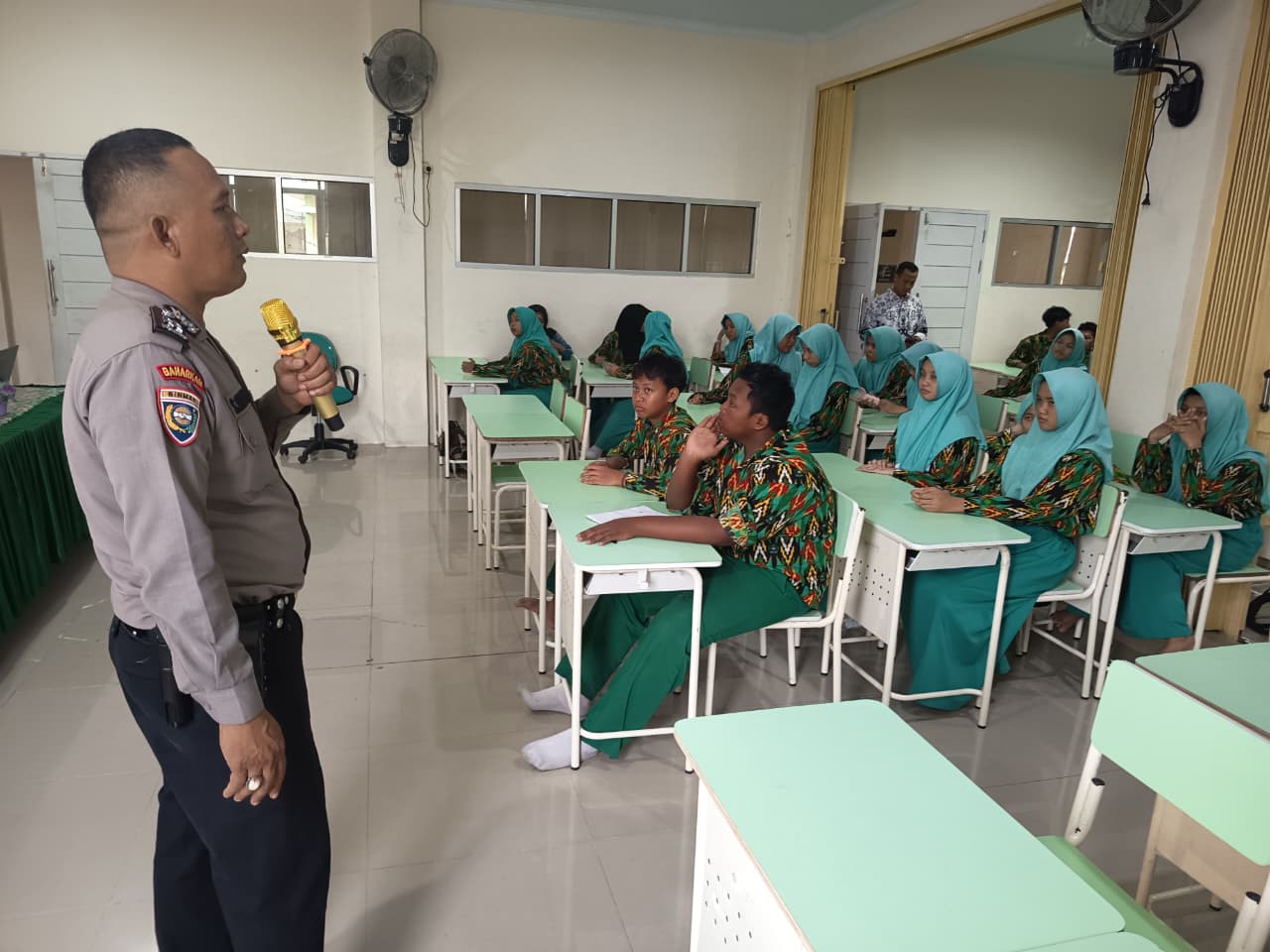 Sosialisasi SMA Kemala Taruna Bhayangkara oleh Babinkamtibmas Kelurahan Sungai Bangkong, Pontianak Kota, 20 November 2025